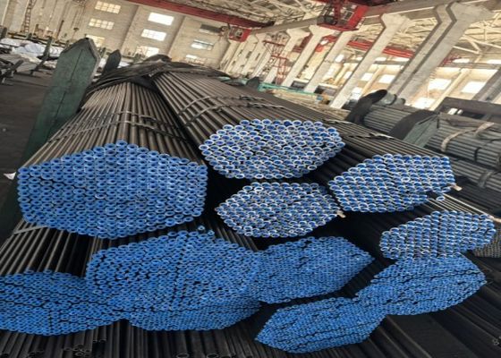GB/T8162 Standaard naadloos stalen buisje met zwarte verf en ±10% tolerantie warmgewalst productieproces