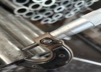 Warm geëxtrudeerde naadloze stalen buis met zaagservice