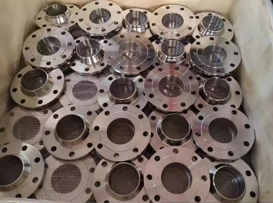 Hoogtemperatuurbestendige stalen flenzen voor hogedruktoepassingen die aan meerdere internationale normen voldoen